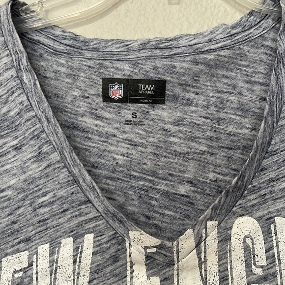 NEW ENGLAND PATRIOTS WOMEN’S V-NECK SHORT SLEEVE T-SHIRT - Picture 4 of 6